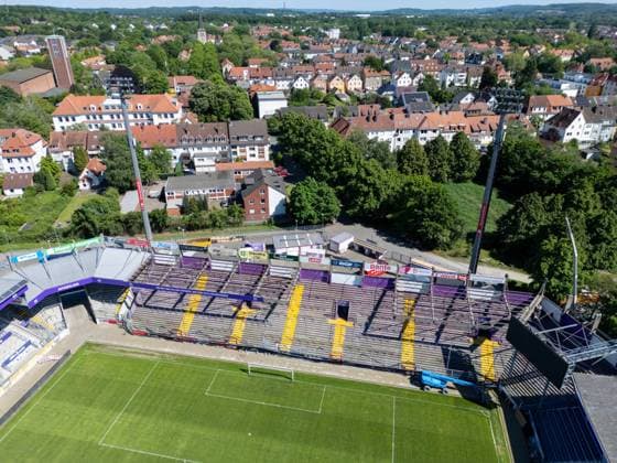 Sport Bilder des Tages Stadion Bremer Brücke in Osnabrück Das Dach der Ostkurve wird am Stadion der Bremer Brücke am 14.05.2024 abgebaut.