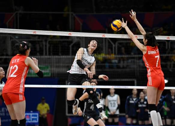 Hoyoung Jung of South Korea attacks as Yuanyuan Wang of China defends at net during the Volleyball Nations League 2024 match between China and South Korea at the Maracanazinho Gymnasium in Rio de Janeiro, Brazil (Andre Ricardo SPP) Copyright: xAndrexRicardo SPPx spp-en-AnRi-andrericardo-9