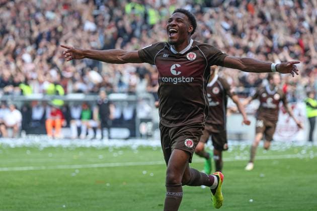 2. Bundesliga - FC St. Pauli - VfL Osnabrück am 12.05.2024 im Millerntor-Stadion in Hamburg Jubel, Torjubel, Torschuetze, Torschütze Oladapo Afolayan (St. Pauli 17) jubelt nach seinem Tor zum 2 zu 0 *** 2 Bundesliga FC St Pauli VfL Osnabrück on 12 05 2024 at Millerntor Stadium in Hamburg Cheering, goal celebration, goal scorer, goal scorer Oladapo Afolayan St Pauli 17 cheers after his goal for 2 to 0 MH