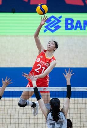 (240515) -- RIO DE JANEIRO, May 15, 2024 -- Wu Mengjie (Top) of China spikes during the International Volleyball Federation (FIVB) Volleyball Nations League Women s Pool 2 match between China and South Korea in Rio de Janeiro, Brazil, May 14, 2024. ) (SP)BRAZIL-RIO DE JANEIRO-VOLLEYBALL-NATIONS LEAGUE-WOMEN-CHN VS KOR WangxTiancong 