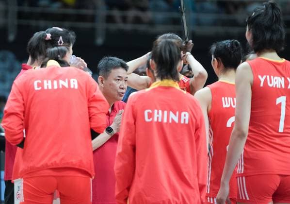 (240515) -- RIO DE JANEIRO, May 15, 2024 -- Cai Bin (C), head coach of China, gives instructions to players during the International Volleyball Federation (FIVB) Volleyball Nations League Women s Pool 2 match between China and South Korea in Rio de Janeiro, Brazil, May 14, 2024. ) (SP)BRAZIL-RIO DE JANEIRO-VOLLEYBALL-NATIONS LEAGUE-WOMEN-CHN VS KOR WangxTiancong 