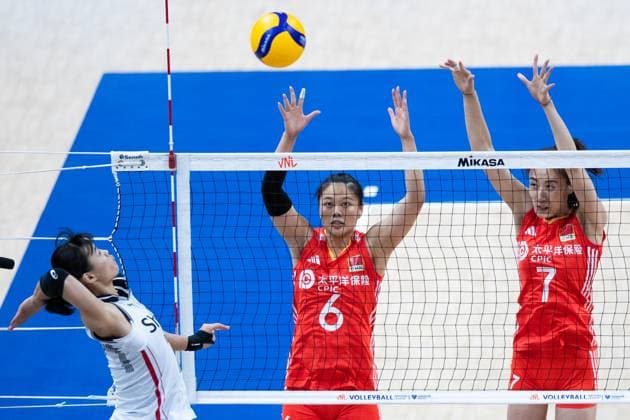 (240515) -- RIO DE JANEIRO, May 15, 2024 -- Gong Xiangyu (C) and Wang Yuanyuan (R) of China block during the International Volleyball Federation (FIVB) Volleyball Nations League Women s Pool 2 match between China and South Korea in Rio de Janeiro, Brazil, May 14, 2024. ) (SP)BRAZIL-RIO DE JANEIRO-VOLLEYBALL-NATIONS LEAGUE-WOMEN-CHN VS KOR WangxTiancong 