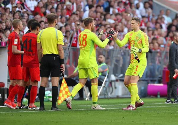 Bayern vs. VfL, 1. BL München, 12.05.2024, FUßBALL - FC Bayern München vs. VfL Wolfsburg, 1. BL, Saison 2023 24. Torwart Daniel Peretz (FC Bayern München) kommt fuÌˆr Torwart Manuel Neuer (FC Bayern München) ins Spiel. München