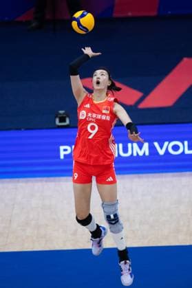 (240515) -- RIO DE JANEIRO, May 15, 2024 -- Zhang Changning of China serves during the International Volleyball Federation (FIVB) Volleyball Nations League Women s Pool 2 match between China and South Korea in Rio de Janeiro, Brazil, May 14, 2024. ) (SP)BRAZIL-RIO DE JANEIRO-VOLLEYBALL-NATIONS LEAGUE-WOMEN-CHN VS KOR WangxTiancong 