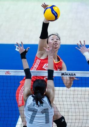 (240515) -- RIO DE JANEIRO, May 15, 2024 -- Gong Xiangyu (Top) of China spikes during the International Volleyball Federation (FIVB) Volleyball Nations League Women s Pool 2 match between China and South Korea in Rio de Janeiro, Brazil, May 14, 2024. ) (SP)BRAZIL-RIO DE JANEIRO-VOLLEYBALL-NATIONS LEAGUE-WOMEN-CHN VS KOR WangxTiancong 