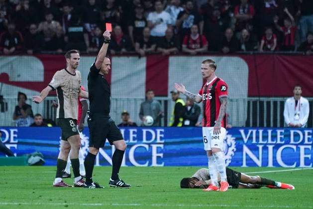 Carton rouge - Ruddy Buquet (arbitre) - Melvin Bard (OGC Nice) FOOTBALL : OGC Nice vs Paris SG - Ligue 1 Uber Eats - Nice - 15 05 2024 NorbertScanella Panoramic 
