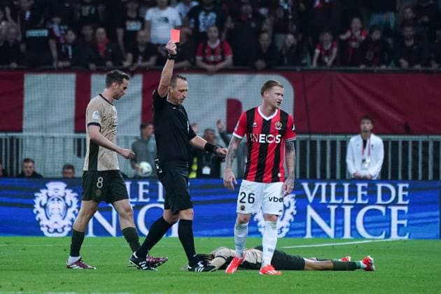 Carton rouge - Ruddy Buquet (arbitre) - Melvin Bard (OGC Nice) FOOTBALL : OGC Nice vs Paris SG - Ligue 1 Uber Eats - Nice - 15 05 2024 NorbertScanella Panoramic 