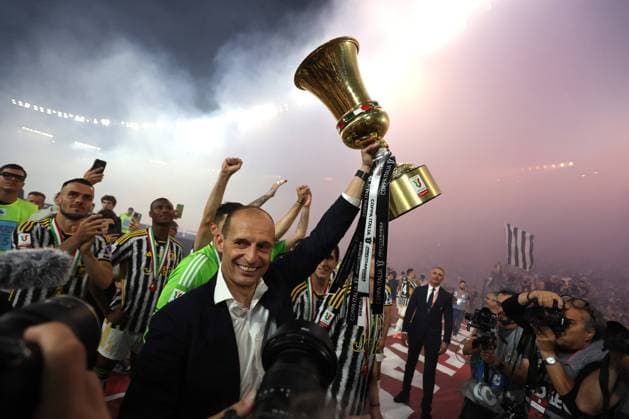Sport Themen der Woche KW21 Sport Bilder des Tages ITALY CUP - Coppa Italia Frecciarossa, Final Match: Atalanta Bergamasca vs FC Juventus at Olympic Stadium in Rome. Rome, Italy 15.05.2024: Massimiliano Allegri coach of Juventus with cup celebrate victory at end of the ITALY CUP 2023-2024, Coppa Italia Frecciarossa, football match Atalanta Bergamasca vs FC Juventus at Olympic Stadium in Rome. Rome Olympic italy italy Copyright: xmarcoxiacobucci
