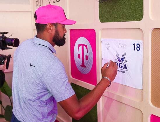 May 15, 2024, Louisville, Kentucky, USA: Tony Finau signs a flag during a special T-Mobile event before the 2024 PGA, Golf Herren Championship at Valhalla Golf Club in Louisville, Kentucky. Louisville USA - ZUMAw109 20240515_fap_w109_012 Copyright: xDebbyxWongx