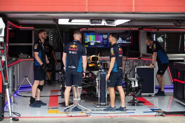 Red Bull Racing mechanic, mecanicien, mechanics garage, box, during the Formula 1 MSC Cruises Gran Premio del Made in Italy e Dell™Emilia-Romagne 2024, 7th round of the 2024 Formula One World Championship, WM, Weltmeisterschaft from May 17 to 19, 2024 on the Autodromo Enzo e Dino Ferrari, in Imola, Italy - F1 - EMILIA-ROMAGNA GRAND PRIX 2024 DPPI Panoramic 240516_R07_EMR_DP__F_16540