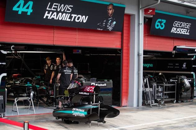 Mercedes AMG F1 Team ambiance garage, box, during the Formula 1 MSC Cruises Gran Premio del Made in Italy e Dell™Emilia-Romagne 2024, 7th round of the 2024 Formula One World Championship, WM, Weltmeisterschaft from May 17 to 19, 2024 on the Autodromo Enzo e Dino Ferrari, in Imola, Italy - F1 - EMILIA-ROMAGNA GRAND PRIX 2024 DPPI Panoramic  240516_R07_EMR_DP__F_16566