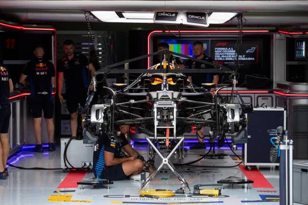 Red Bull Racing mechanic, mecanicien, mechanics garage, box, during the Formula 1 MSC Cruises Gran Premio del Made in Italy e Dell™Emilia-Romagne 2024, 7th round of the 2024 Formula One World Championship, WM, Weltmeisterschaft from May 17 to 19, 2024 on the Autodromo Enzo e Dino Ferrari, in Imola, Italy - F1 - EMILIA-ROMAGNA GRAND PRIX 2024 DPPI Panoramic 240516_R07_EMR_DP__F_16719