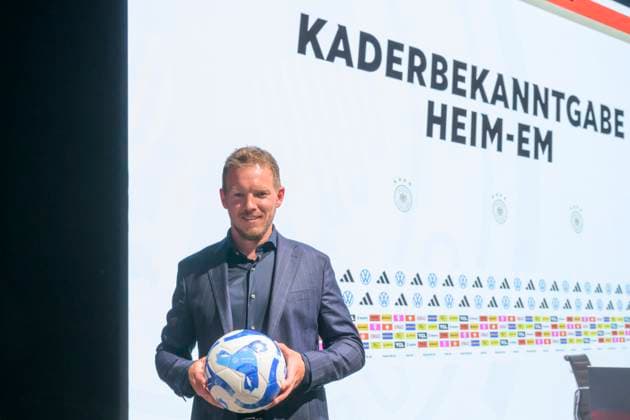 Bundestrainer Julian Nagelsmann, mit Spielball, Pressekonferenz - PK zum Kader, UEFA EURO, EM, Europameisterschaft,Fussball 2024 Vorstellung Bekanntgabe des Kaders fuer die EM, Berlin, 16.05.2024, Copyright: HMBxMedia UwexKoch