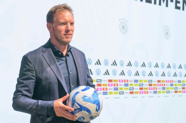 Bundestrainer Julian Nagelsmann, mit Spielball, Pressekonferenz - PK zum Kader, UEFA EURO, EM, Europameisterschaft,Fussball 2024 Vorstellung Bekanntgabe des Kaders fuer die EM, Berlin, 16.05.2024, Copyright: HMBxMedia UwexKoch