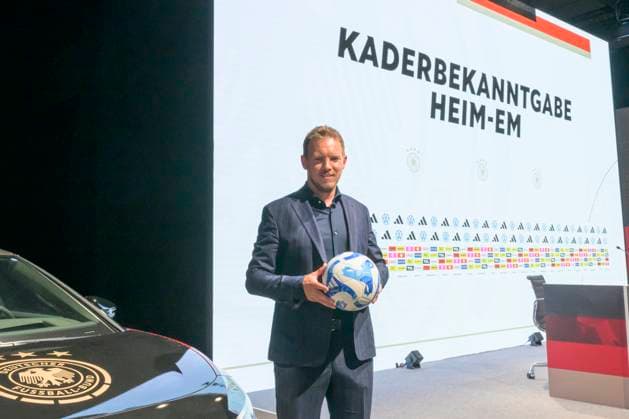 Bundestrainer Julian Nagelsmann, mit Spielball, Pressekonferenz - PK zum Kader, UEFA EURO, EM, Europameisterschaft,Fussball 2024 Vorstellung Bekanntgabe des Kaders fuer die EM, Berlin, 16.05.2024, Copyright: HMBxMedia UwexKoch