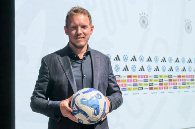 Bundestrainer Julian Nagelsmann, mit Spielball, Pressekonferenz - PK zum Kader, UEFA EURO, EM, Europameisterschaft,Fussball 2024 Vorstellung Bekanntgabe des Kaders fuer die EM, Berlin, 16.05.2024, Copyright: HMBxMedia UwexKoch