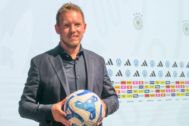 Bundestrainer Julian Nagelsmann, mit Spielball, Pressekonferenz - PK zum Kader, UEFA EURO, EM, Europameisterschaft,Fussball 2024 Vorstellung Bekanntgabe des Kaders fuer die EM, Berlin, 16.05.2024, Copyright: HMBxMedia UwexKoch