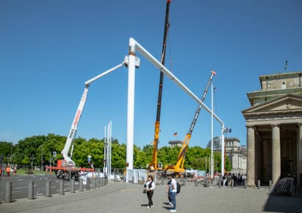 Fussball, Europameisterschaft 2024 - Fanmeile in Berlin 16.05.2024, xdanx, Fussball,Europameisterschaft 2024 - Fanmeile in Berlin, v.l. Ein riesiges Fußballtor wird vor dem Brandenburger Tor am Ende der Fanmeile für die Fußball-Europameisterschaft 2024 in Deutschland aufgebaut. Berlin Brandenburger Tor Berlin Deutschland (DEU) Copyright: xDanielxLakomskix