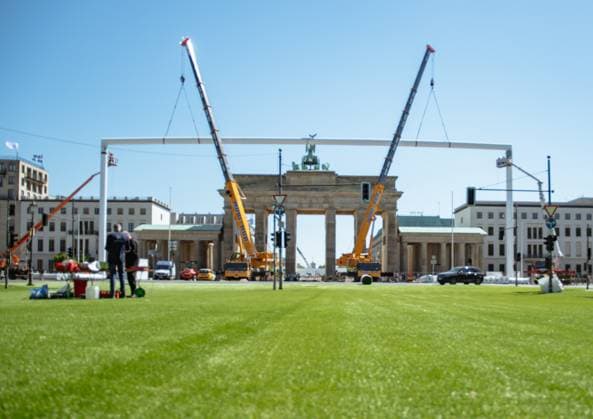 Sport Bilder des Tages Fussball, Europameisterschaft 2024 - Fanmeile in Berlin 16.05.2024, xdanx, Fussball,Europameisterschaft 2024 - Fanmeile in Berlin, v.l. Ein riesiges Fußballtor wird vor dem Brandenburger Tor am Ende der Fanmeile für die Fußball-Europameisterschaft 2024 in Deutschland aufgebaut. Berlin Brandenburger Tor Berlin Deutschland (DEU) Copyright: xDanielxLakomskix