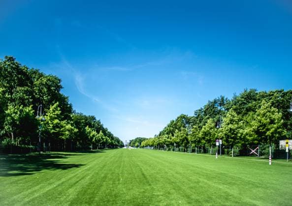 Fussball, Europameisterschaft 2024 - Fanmeile in Berlin 16.05.2024, xdanx, Fussball,Europameisterschaft 2024 - Fanmeile in Berlin, v.l. Kunstrasen umgibt auf der Fanmeile für die Fußball-Europameisterschaft 2024 in Deutschland die Plastik ãDer RuferÒ auf der Straße des 17. Juni Berlin Brandenburger Tor Berlin Deutschland (DEU) Copyright: xDanielxLakomskix