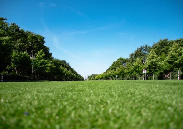 Fussball, Europameisterschaft 2024 - Fanmeile in Berlin 16.05.2024, xdanx, Fussball,Europameisterschaft 2024 - Fanmeile in Berlin, v.l. Kunstrasen umgibt auf der Fanmeile für die Fußball-Europameisterschaft 2024 in Deutschland die Plastik ãDer RuferÒ auf der Straße des 17. Juni Berlin Brandenburger Tor Berlin Deutschland (DEU) Copyright: xDanielxLakomskix