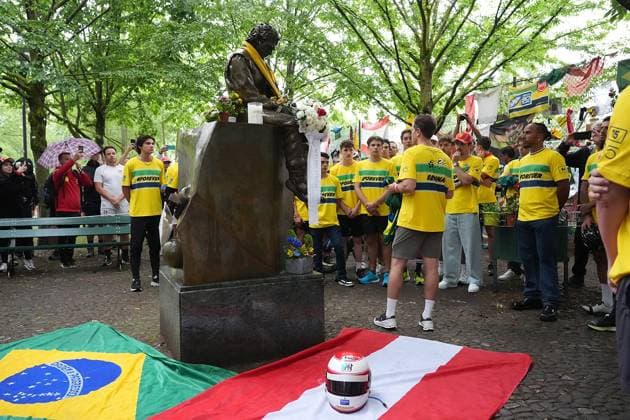 16.05.2024, Autodromo Enzo e Dino Ferrari, Imola, Formel 1 Grand Prix Emilia Romagna 2024 ,im Bild Sebastian Vettel rennt mit allen Fahrern der Formel 1, Formel 2 und Formel 3 über die Strecke, zum Gedenken an die tödlich verunglückten Ayrton Senna und Roland Ratzenberger. Defodi-506_20240516_hbr_2265