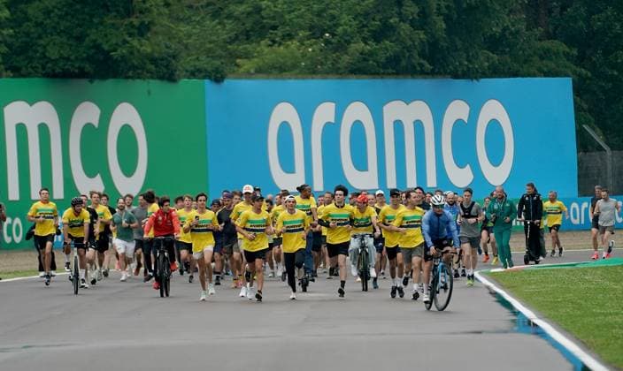 Sport Bilder des Tages 16.05.2024, Autodromo Enzo e Dino Ferrari, Imola, Formel 1 Grand Prix Emilia Romagna 2024 ,im Bild Sebastian Vettel rennt mit allen Fahrern der Formel 1, Formel 2 und Formel 3 über die Strecke, zum Gedenken an die tödlich verunglückten Ayrton Senna und Roland Ratzenberger. Defodi-506_20240516_hbr_2488
