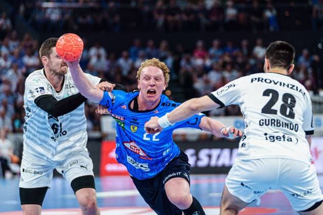Bilder des Jahres 2024, Sport 05 Mai Sport Themen der Woche KW21 Sport Bilder des Tages Hendrik Pekeler (THW Kiel, 61), Gustav Davidsson (Rhein-Neckar Loewen, 22), Eduardo Gurbindo Martinez (THW Kiel, 28) GER, THW Kiel vs. Rhein-Neckar Loewen, Handball, Bundesliga, Spieltag 30, Saison 2023 2024, 16.05.2024 GER, THW Kiel vs. Rhein-Neckar Loewen, Handball, Bundesliga, Spieltag 30, Saison 2023 2024, 16.05.2024 Kiel *** Hendrik Pekeler THW Kiel, 61 , Gustav Davidsson Rhein Neckar Loewen, 22 , Eduardo Gurbindo Martinez THW Kiel, 28 GER, THW Kiel vs Rhein Neckar Loewen, Handball, Bundesliga, Matchday 30, Season 2023 2024, 16 05 2024 GER, THW Kiel vs Rhein Neckar Loewen, Handball, Bundesliga, Matchday 30, Season 2023 2024, 16 05 2024 Kiel Copyright: xEibner-Pressefoto MarcelxvonxFehrnx EP_MFN