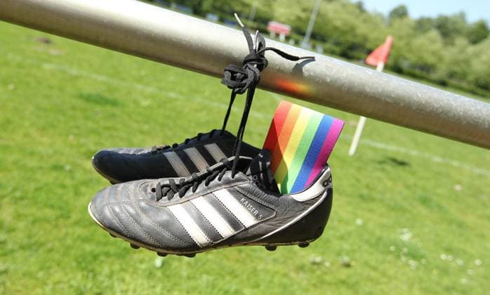 Eine Regenbogenbinde (Diversity Kapitänsbinde) steckt in einem Fußballschuh. Symbolbild Symbolfoto zum für das zum 17. Mai angekündigte Gruppen-Coming-out von Profifußballern. Winterhude Hamburg