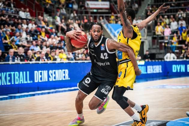 Sport Themen der Woche KW21 Sport Bilder des Tages Aljami Durham (Veolia Towers Hamburg, 42) vs. Desure Buie (MHP Riesen Ludwigsburg, 07) GER, MHP Riesen Ludwigsburg vs. Veolia Towers Hamburg, Basketball, Bundesliga, easycredit BBL, Play-Ins, Spielzeit 2023 2024, 16.05.2024 GER, MHP Riesen Ludwigsburg vs. Veolia Towers Hamburg, Basketball, Bundesliga, easycredit BBL, Play-Ins, Spielzeit 2023 2024, 16.05.2024 Ludwigsburg *** Aljami Durham Veolia Towers Hamburg, 42 vs Desure Buie MHP Riesen Ludwigsburg, 07 GER, MHP Riesen Ludwigsburg vs Veolia Towers Hamburg, Basketball, Bundesliga, easycredit BBL, Play Ins, 2023 2024 season, 16 05 2024 GER, MHP Riesen Ludwigsburg vs Veolia Towers Hamburg, Basketball, Bundesliga, easycredit BBL, Play Ins, 2023 2024 season, 16 05 2024 Ludwigsburg Copyright: xSandyxDinkelackerx EP_SDR