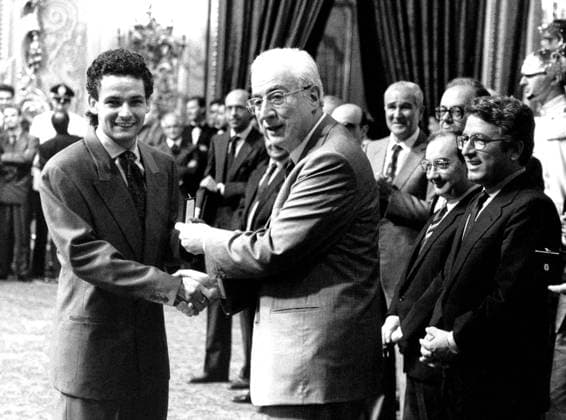 Archivbilder der Woche SPORT KW20 LAPRESSE 07-07-1990 ROMA CALCIO MONDIALI DI CALCIO IN ITALIA 1990 NELLA FOTO: IL CALCIATORE ITALIANO ROBERTO BAGGIO RICEVE DAL PRESIDENTE DELLA REPUBBLICA FRANCESCO COSSIGA LA MEDAGLIA RICORDO PER I MONDIALI DI CALCIO. B. 5260 1  Copyright: x--x