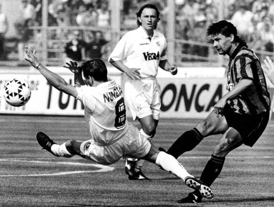 Archivbilder der Woche SPORT KW20 LAPRESSE ANNO 1996 CALCIO NELLA FOTO A DESTRA: AZIONE DEL CALCIATORE ITALIANO ROBERTO BAGGIO DURANTE UNA PARTITA. B. 5260 2  Copyright: x--x