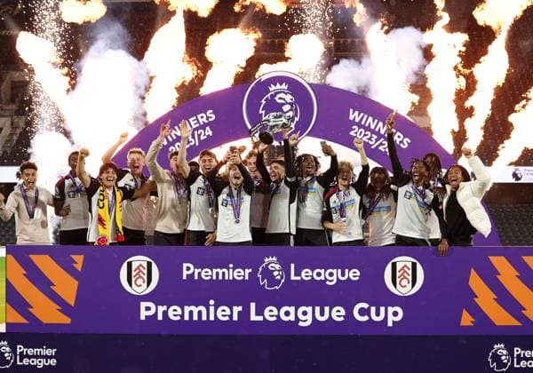 Bilder des Jahres 2024, Sport 05 Mai Sport Themen der Woche KW21 London, England, 16th May 2024. Fulham celebrate winning the cup during the Premier League Cup match at Craven Cottage, London. Picture credit should read: David Klein Sportimage EDITORIAL USE ONLY. No use with unauthorised audio, video, data, fixture lists, club league logos or live services. Online in-match use limited to 120 images, no video emulation. No use in betting, games or single club league player publications. SPI-3157-0003