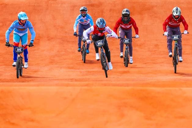 Bilder des Jahres 2024, Sport 05 Mai Sport Themen der Woche KW21 ROCK HILL, SC - MAY 16: A pack of riders warm up during the Men™s Junior UCI BMX Racing World Championships at the Rock Hill BMX Supercross Track on May 16, 2024 in Rock Hill, SC. (Photo by David Jensen Icon Sportswire) OLYMPICS: MAY 16 BMX Racing World Championships U.S. Olympic Team Qualifier EDITORIAL USE ONLY Icon240516009