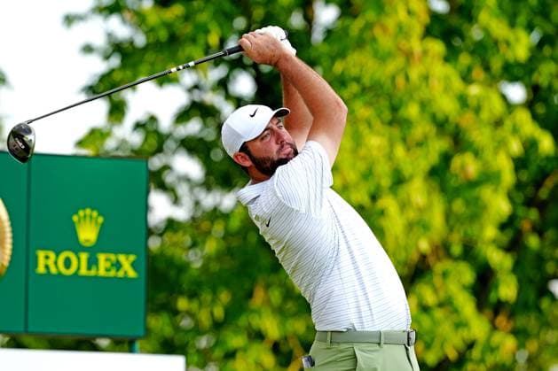 LOUISVILLE, KY - MAY 16: PGA, Golf Herren golfer Scottie Scheffler plays his tee shot on the 18th hole on May 16, 2024, during the 2024 PGA Championship at Valhalla Golf Club in Louisville, Kentucky. (Photo by Brian Spurlock Icon Sportswire) GOLF: MAY 16 PGA Championship EDITORIAL USE ONLY Icon24051636