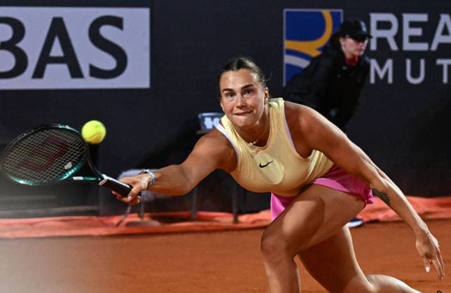 (240517) -- ROME, May 17, 2024 -- Aryna Sabalenka returns a shot during the women s singles semifinal match between Aryna Sabalenka of Belarus and Danielle Collins of the United States at the WTA, Tennis Damen Italian Open in Rome, Italy, May 16, 2024. (Photo by Xinhua) (SP)ITALY-ROME-TENNIS-WTA-ITALIAN OPEN-SEMIFINAL AlbertoxLingria 