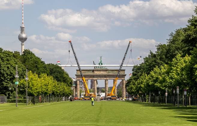 Kunstrasen am Brandenburger Tor am 17.05.2024 in Berlin. Es entsteht die Fanzone für die Fußball-Europameisterschaft vom 14. Juni bis zum 14. Juli. Kunstrasen am Brandenburger Tor