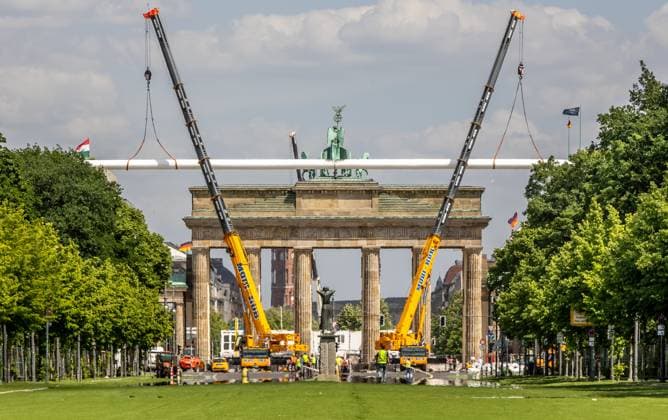 Kunstrasen am Brandenburger Tor am 17.05.2024 in Berlin. Es entsteht die Fanzone für die Fußball-Europameisterschaft vom 14. Juni bis zum 14. Juli. Kunstrasen am Brandenburger Tor