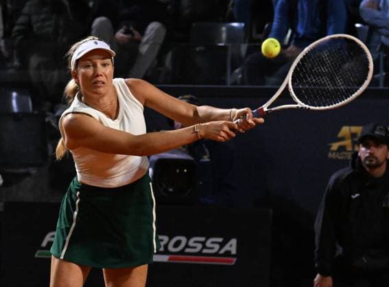 (240517) -- ROME, May 17, 2024 -- Danielle Collins returns a shot during the women s singles semifinal match between Aryna Sabalenka of Belarus and Danielle Collins of the United States at the WTA, Tennis Damen Italian Open in Rome, Italy, May 16, 2024. (Photo by Xinhua) (SP)ITALY-ROME-TENNIS-WTA-ITALIAN OPEN-SEMIFINAL AlbertoxLingria 