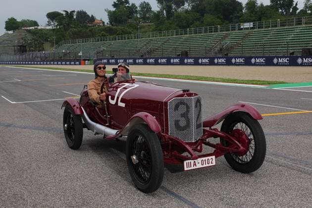 Formel 1 Grand Prix Emilia Romagna 2024 16.05.2024, Autodromo Enzo e Dino Ferrari, Imola, Formel 1 Grand Prix Emilia Romagna 2024 ,im Bild George Russell (GBR), Mercedes-AMG Petronas Formula One Team fährt mit Sky Experten Timo Glock mit einem originalen Mercedes-Wagen, der 1924 an der Targa Florio teilnahm.