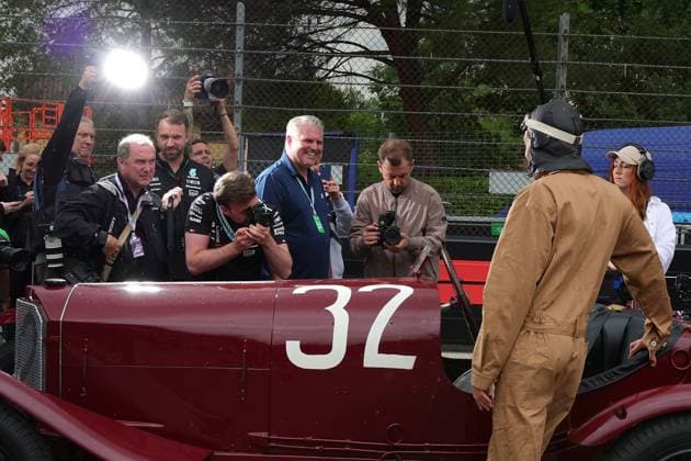 Formel 1 Grand Prix Emilia Romagna 2024 16.05.2024, Autodromo Enzo e Dino Ferrari, Imola, Formel 1 Grand Prix Emilia Romagna 2024 ,im Bild George Russell (GBR), Mercedes-AMG Petronas Formula One Team fährt mit einem originalen Mercedes-Wagen, der 1924 an der Targa Florio teilnahm.