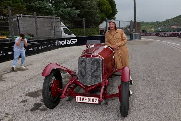 Formel 1 Grand Prix Emilia Romagna 2024 16.05.2024, Autodromo Enzo e Dino Ferrari, Imola, Formel 1 Grand Prix Emilia Romagna 2024 ,im Bild George Russell (GBR), Mercedes-AMG Petronas Formula One Team fährt mit einem originalen Mercedes-Wagen, der 1924 an der Targa Florio teilnahm.