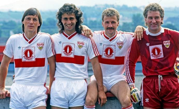 Archivbilder der Woche SPORT KW20 01.07.88 VfB Stuttgart Fototermin 1988 1989 Deutschland, Stuttgart, 01.07.1988, Fussball, Bundesliga, VfB Stuttgart Fototermin Saison 1988 1989: v.l. Asgeir Sigurvinsson, Maurizio Gaudino, Fritz Walter, Eike Immel. *** 01 07 88 VfB Stuttgart photo session 1988 1989 Germany, Stuttgart, 01 07 1988, Football, Bundesliga, VfB Stuttgart photo session 1988 1989 season from l Asgeir Sigurvinsson, Maurizio Gaudino, Fritz Walter, Eike Immel
