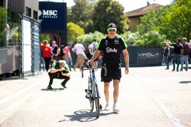 Valtteri Bottas (Stake F1 Team Kick Sauber, 77) mit Fahrrad, ITA, Formel 1 Weltmeisterschaft, Grand Prix Emilia-Romagna Imola, Autodromo Enzo e Dino Ferrari, Ankunft der Fahrer, 17.05.2024 ITA, Formel 1 Weltmeisterschaft, Grand Prix Emilia-Romagna Imola, Autodromo Enzo e Dino Ferrari, Ankunft der Fahrer, 17.05.2024 Imola Copyright: xEibner-Pressefoto Memmlerx EP_MMR