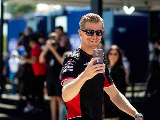 Nico Huelkenberg (MoneyGram Haas F1 Team, 27) fotografiert mit dem Smartphone die wartenden Fotografen, ITA, Formel 1 Weltmeisterschaft, Grand Prix Emilia-Romagna Imola, Autodromo Enzo e Dino Ferrari, Ankunft der Fahrer, 17.05.2024 ITA, Formel 1 Weltmeisterschaft, Grand Prix Emilia-Romagna Imola, Autodromo Enzo e Dino Ferrari, Ankunft der Fahrer, 17.05.2024 Imola Copyright: xEibner-Pressefoto Memmlerx EP_MMR