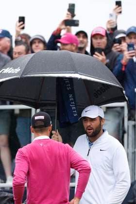 LOUISVILLE, KY - MAY 17: Scottie Scheffler talks with Wyndham Clark under an umbrella on the No. 10 tee box prior to beginning the second round of the PGA, Golf Herren Championship, May 17, 2024, at Valhalla Golf Club in Louisville, Kentucky.(Photo by Matthew Maxey Icon Sportswire) GOLF: MAY 17 PGA Championship EDITORIAL USE ONLY Icon240517004