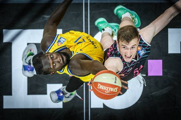 Bilder des Jahres 2024, Sport 05 Mai Sport Themen der Woche KW21 Sport Bilder des Tages Basketball Berlin 17.05.2024 Saison 2023 2024 1. Bundesliga easyCredit BBL Playoffs Viertelfinale Spiel 1 Alba Berlin - Telekom Baskets Bonn Christ Koumadje (Alba Berlin, No.21) Thomas Kennedy (Bonn, No.54) *** Basketball Berlin 17 05 2024 Season 2023 2024 1 Bundesliga easyCredit BBL Playoffs Quarterfinals Game 1 Alba Berlin Telekom Baskets Bonn Christ Koumadje Alba Berlin, No 21 Thomas Kennedy Bonn, No 54