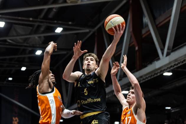 Sport Themen der Woche KW21 Sport Bilder des Tages easyCredit Basketball Bundesliga, BBL, Saison 2023 2024, Herren, Playoffs, Viertefinale, Spiel 1, 17.05.2024, Niners Chemnitz - Rasta Vechta, Wesley van Beck (Niners Chemnitz, No 5) Copyright. Alexander Trienitz *** easyCredit Basketball Bundesliga, BBL, Season 2023 2024, Men, Playoffs, Fourth Final, Game 1, 17 05 2024, Niners Chemnitz Rasta Vechta, Wesley van Beck Niners Chemnitz, No 5 Copyright Alexander Trienitz