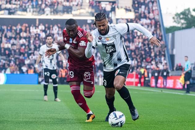 Fußball, Frankreich, SCO Angers feiert Wiederaufstieg in die Ligue 1 LoÃ¯s Diony (ANGERS SCO) Benjaloud Youssouf (USL Dunkerque) FOOTBALL : Angers SCO vs USL Dunkerque - Ligue 2 - Journee 38 - 17 05 2024 BaptisteAutissier Panoramic 