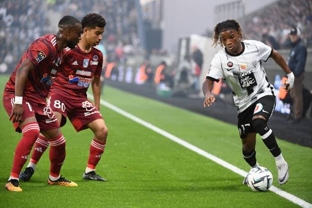 Fußball, Frankreich, SCO Angers feiert Wiederaufstieg in die Ligue 1 Football Ligue 2 Angers Sco - Dunkerque PHOTOPQR LE COURRIER DE L OUEST Josselin CLAIR ; ; 17 05 2024 ; Angers, 17 05 2024, Football Ligue 2, 38eme journee, Angers Sco - Dunkerque, Bendjaloud Youssouf (Dunkerque) et Justin Kalumba (Angers Sco)(Josselin Clair Le Courrier de l Ouest) France  Copyright: xPHOTOPQR LExCOURRIERxDExL OUEST xJosselinxCLAIRx 20240517LCO1751 20240517LCO1751